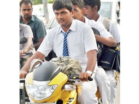 டூவீலரில் இனிமேல் மாணவர்கள் பள்ளிக்கு வரக் கூடாது - கல்வித்துறை திடீர் தடை