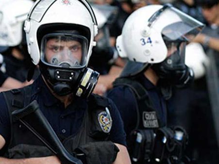 துருக்கியில் 100க்கும் மேற்பட்ட காவல்துறையினர் கைது- அதிபர், மதகுருவின் பனிப்போரின் உச்சம்