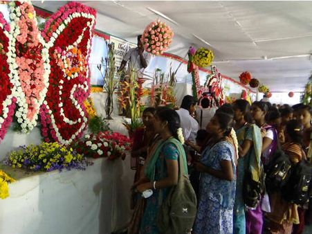 “சாரல் திருவிழா” வை வரவேற்கத் தயாராகும் குற்றாலம் - மலர்க்கண்காட்சிக்கும் ஏற்பாடு தீவிரம்