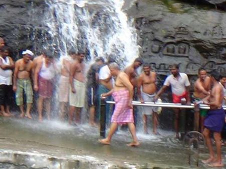 குளிச்சா குற்றாலம்... குளு குளு சீசனை அனுப்பவிக்க வாங்களேன்!