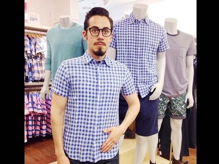 மாடல் பொம்மையா? மனிதனா?... துணிக்கடையில் இவரைப் பார்த்து குழம்பாதவர்களே இல்லை!