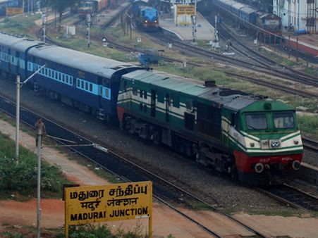 மயில் மீது மோதிய வைகை எக்ஸ்பிரஸ் ரயில் நடுவழியில் நிறுத்தம்: சென்னை வந்தடைவதில் தாமதம்