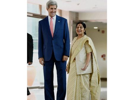 இருநாட்டு உறவுகள் தொடர்பாக... சுஷ்மாவுடன் பேச்சுவார்த்தை நடத்தினார் ஜான் கெர்ரி