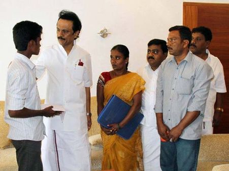 தர்மபுரி ஏழை மாணவனின் மருத்துவப் படிப்புக்கு மு.க.ஸ்டாலின் உதவி.. முழுச் செலவையும் ஏற்றார்!