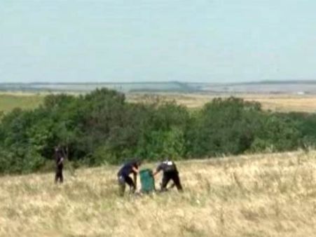 கிழக்கு உக்ரைனில் சண்டைக்கு நடுவே மலேசிய விமான பயணிகளின் உடல்களை மீட்ட நிபுணர்கள் குழு