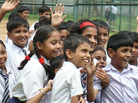 தேசிய நீரோட்டத்தில் கலந்த மோடியின் மாநிலத்தில் கல்விக்காக நீச்சலடிக்கும் மாணவர்கள்