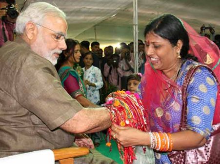 ரக்‌ஷா பந்தன் அன்று பிரதமர் மோடிக்கு 1000 ராக்கிகள்- வாரணாசி பெண்கள் முடிவு