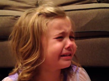 நீ கியூட்டா இருக்கேடா, வளராதடா, அப்படியே இருடா தம்பி... இணையத்தைக் கலக்கும் சிறுமியின் அழுகை!