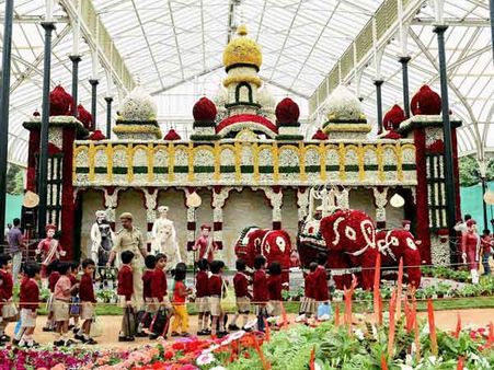 அரண்மனை முதல் அன்னாசி வரை... கலக்குது பெங்களூர் மலர் கண்காட்சி