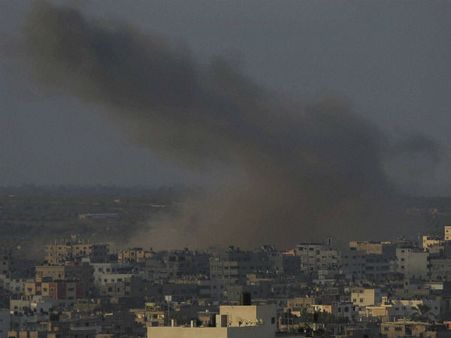 ஈராக்: ஐஎஸ்ஐஎஸ் தீவிரவாதிகளின் நிலைகள் மீது தொடரும் அமெரிக்க விமானத் தாக்குதல்