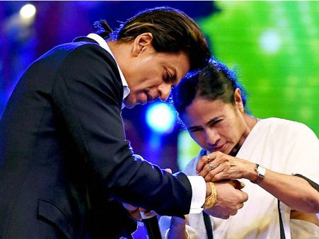 'தம்பி' ஷாருக்கானுக்கு ராக்கி கட்டிவிட்ட மமதா 'அக்கா'