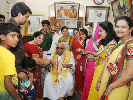 கருணாநிதிக்கு ராக்கி கயிறு கட்டிய வட இந்திய பெண்கள்!