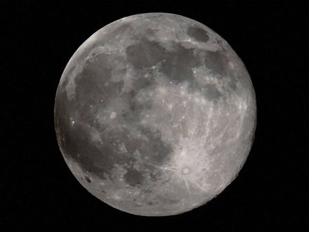 ஆகஸ்ட் மாதத்தை ஆக்கிரமித்த “சூப்பர் மூன்” மற்றும் “விண்கல் பொழிவு” – இயற்கை சீற்றங்கள் எச்சரிக்கை!