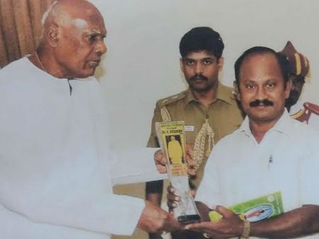 பரமக்குடி சித்தவைத்தியருக்கு வாழ்நாள் சாதனையாளர் விருது - ரோசையா வழங்கினார்