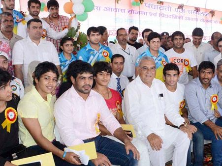 முதல்வர் கொடுத்த காலி “கவர்” – ஹரியானா காமன்வெல்த் வெற்றி வீரர்கள் அதிர்ச்சி!