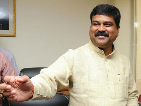 பெட்ரோல் விலை குறைவு இன்று நள்ளிரவு அமலுக்கு வரும்