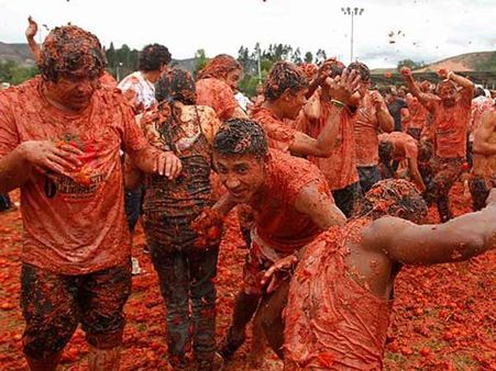 ஸ்பெயின் “தக்காளி திருவிழா”- வசூலாகும் கட்டணம் இந்தியப் பெண்களின் வளர்ச்சிக்கு!