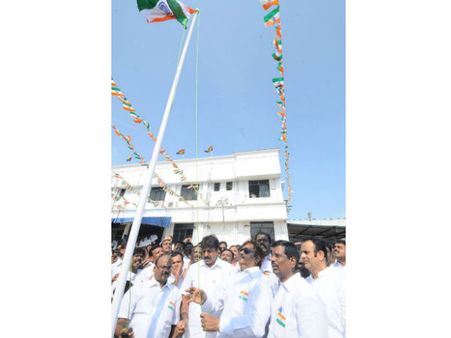 68-வது சுதந்திர தினம்: தமிழக அரசியல் கட்சி அலுவலகங்களில் கொண்டாட்டம்