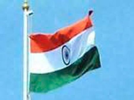 300 அடி உயர செல்போன் டவரில் தேசியக்கொடி ஏற்றிய வாலிபர்... எச்சரித்த போலீசார்