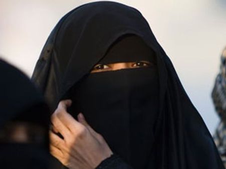 போலீசாரை அவமதித்த சவுதி பெண்ணுக்கு 50 சவுக்கடிகள்!