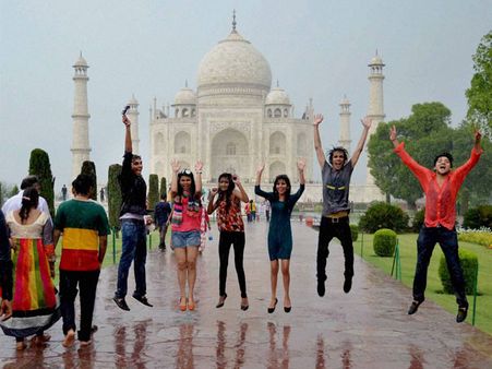 தொடர் விடுமுறை எதிரொலி... ஒரே நாளில் தாஜ்மகாலை 48,000 பேர் பார்வையிட்டு சாதனை