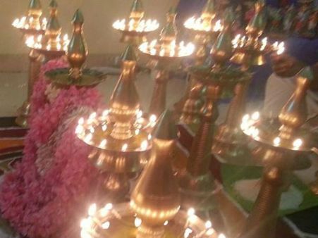 தவறாமல் மழை பெய்ய வேண்டும்... நாசரேத் கோவிலில் 504 திருவிளக்கு ஏற்றி பெண்கள் பூஜை