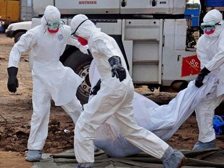 லைபீரியாவில் 'எபோலா' நோயாளிகளின் ரத்தக்கறை படிந்த பெட்ஷீட்களை திருடிச் சென்ற 17 பேர்