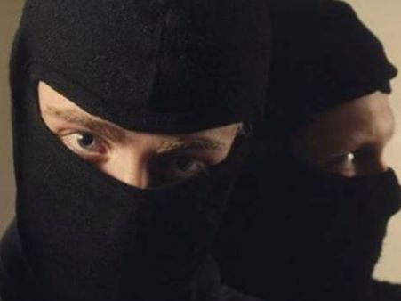 பெங்களூரில் காதலியுடன் பேசிக்கொண்டிருந்தவரை மிரட்டி கார் பறிப்பு: தமிழக கொள்ளையர்களுக்கு வலை