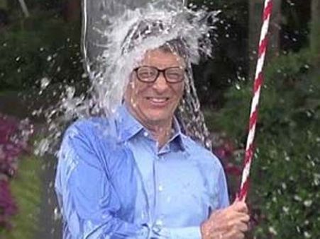 ஐஸ் பக்கெட் சவாலை ஏற்று குளியல் போட்ட ஒபாமா, புஷ், பஃப்பெட், ஜக்கர்பர்க், பில் கேட்ஸ்