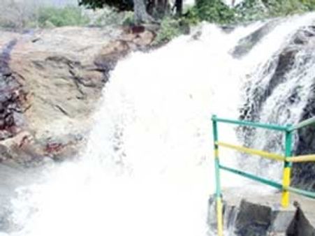 கனமழை: கும்பக்கரை அருவியில் வெள்ளப்பெருக்கு- சுற்றுலாப் பயணிகள் குளிக்கத் தடை