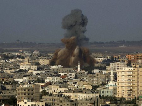 இஸ்ரேல் குண்டு வீச்சு: காஸா முனையில் ஒரே குடும்பத்தை சேர்ந்த 5 பாலஸ்தீனர்கள் பலி