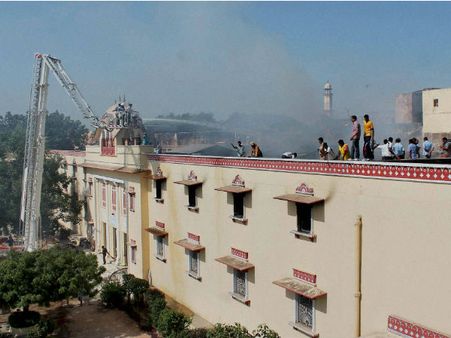 மின்கசிவால் ஜெய்ப்பூர் அரண்மனையில் பயங்கர தீ விபத்து: பல அரிய பொருட்கள் பலத்த சேதம்