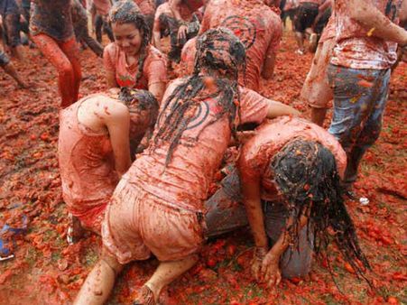 கோலகலமான “தக்காளி” திருவிழா - ஸ்பெயினில் நடைபெற்ற சிகப்புக் கொண்டாட்டம்!