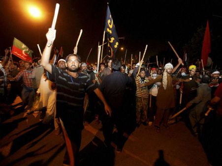 கிளர்ச்சியாளர்கள் முற்றுகையில் பாக். பிரதமர் வீடு- அரசு டிவி அலுவலகம் சூறை-ஒளிபரப்பு நிறுத்தம்!!