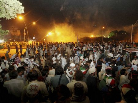 போர்க்களமாகிய பாகிஸ்தான்!! இஸ்லாமாபாத்தை தொடர்ந்து கராச்சி, லாகூருக்கும் பரவியது கலவரம்!!