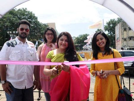 அழகிரி மருமகள் கண்காட்சியை திறந்துவைத்த குஷ்பு: திமுகவில் பரபரப்பு