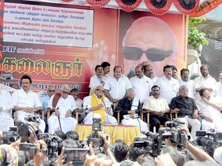 ஈழத் தமிழர் பிரச்சனைக்காக அனைவரும் சேர்ந்து போராட வேண்டும்: கருணாநிதி