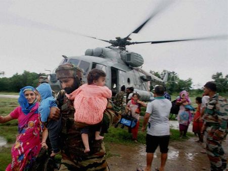 வரலாறு காணாத ஜம்மு காஷ்மீர் வெள்ளம் - முப்படைகளும் மீட்புப் பணியில்!