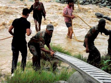 காஷ்மீர் வெள்ளத்தில் 'ஆதாய மீன்' பிடிக்க முயலுமா பாகிஸ்தான்?