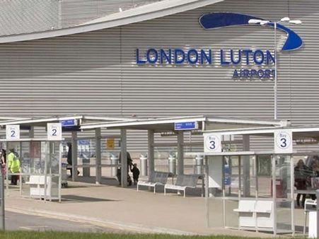 வெடிபொருள் பீதி: தற்காலிகமாக மூடப்பட்ட லண்டன் விமானநிலையம் சோதனைக்குப் பின் திறப்பு