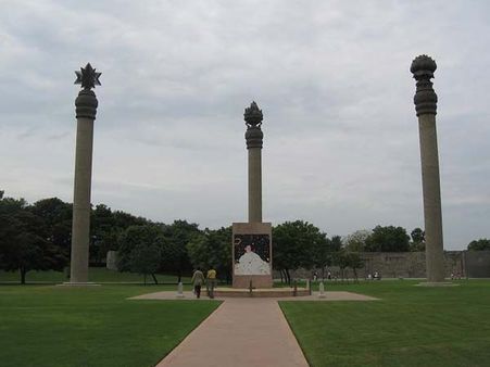 ஸ்ரீபெரும்புதூர்: ராஜீவ்காந்தி நினைவிடத்தில் சிஆர்பிஎப் வீரர் துப்பாக்கியால் சுட்டு தற்கொலை!