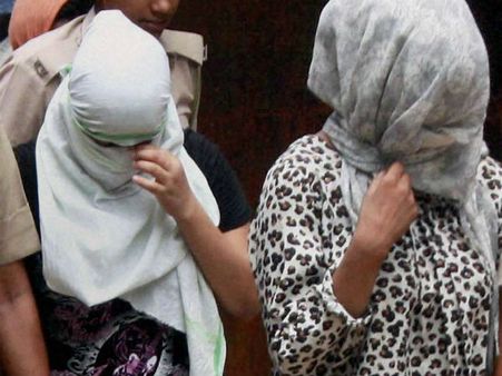 சென்னை புறநகரில் கொடி கட்டிப்பறக்கும் விபசாரம்: கணவன் மனைவியாக நடித்த தரகர்கள் கைது