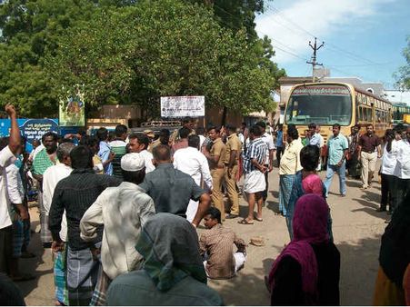 அம்பாசமுத்திரம்: பள்ளி மாணவிகளுக்கு கத்திக்குத்து; பெற்றோர் சாலை மறியல்