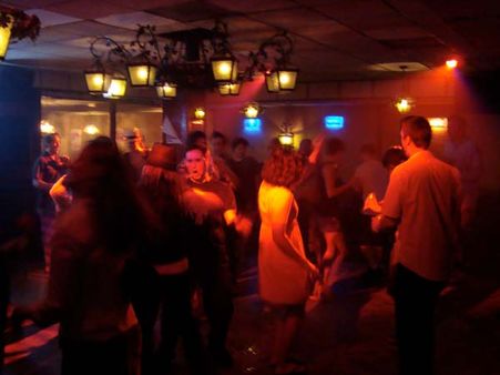 மதுபான விடுதிகளில் அழகிகள் நடனத்துக்கு தடை – மகாராஷ்டிர அரசுக்கு உச்ச நீதிமன்றம் நோட்டீஸ்!