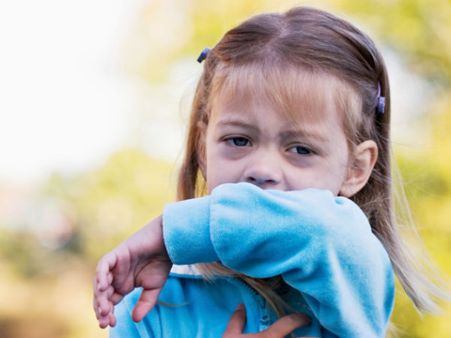 ஹாலிவுட்டில் வேகமாக பரவும் கக்குவான் இருமல்: அம்மையும் கூட