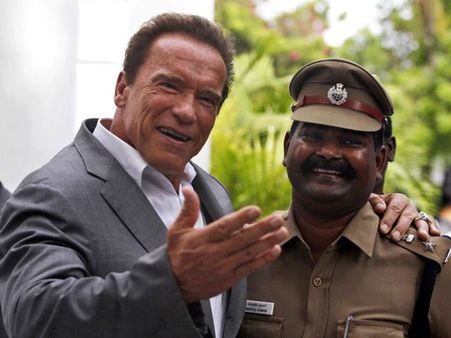 தமிழ்நாடு போலீஸ் தோளில் 'அசால்ட்'டாக கை போட்ட அர்னால்ட்!