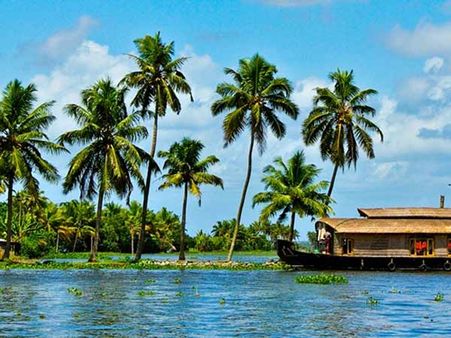 கேரளாவில் கை, பை நிறைய பணத்துடன் செழித்தோங்குவது நகைக்கடைக்காரர்களும், என்.ஆர்.ஐகளுமே!