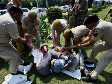 சீனா அதிபர் வருகைக்கு எதிர்ப்பு தெரிவித்து டெல்லியில் 2வது நாளாக திபெத்தியர்கள் போராட்டம்