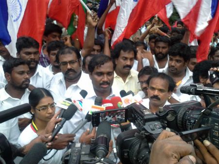 கத்தி பாடல் வெளியீட்டுக்கு எதிராக போராட்டம்! வேல்முருகன், பூவைஜெகன் உட்பட 500க்கும் மேற்பட்டோர் கைது