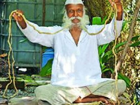 ஆக்ராவில் ஒரு “மீசைக்கார” தாத்தா – 17 அடி நீளத்திற்கு மீசை வளர்த்து உலக சாதனை!